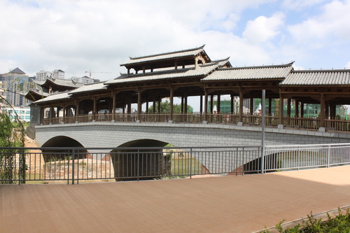 原安宁县离退休领导参加遥岑楼、永安  桥恢复重建建成揭牌仪式