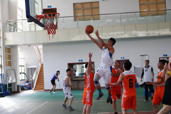 公司与云南工艺美术学校进行篮球友谊赛