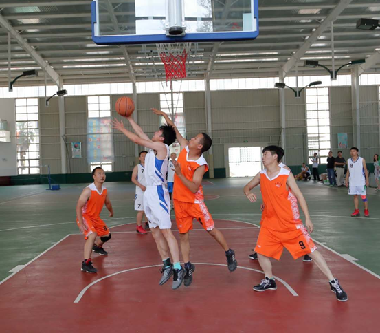 公司与云南工艺美术学校进行篮球友谊赛