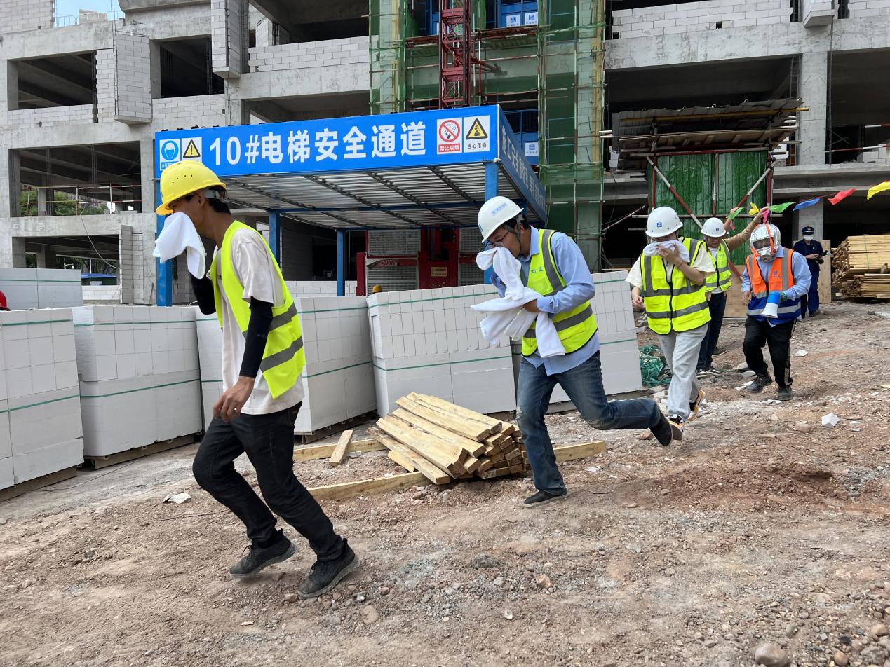 安宁市官厢街更新改造工程项目开展消防应急演练