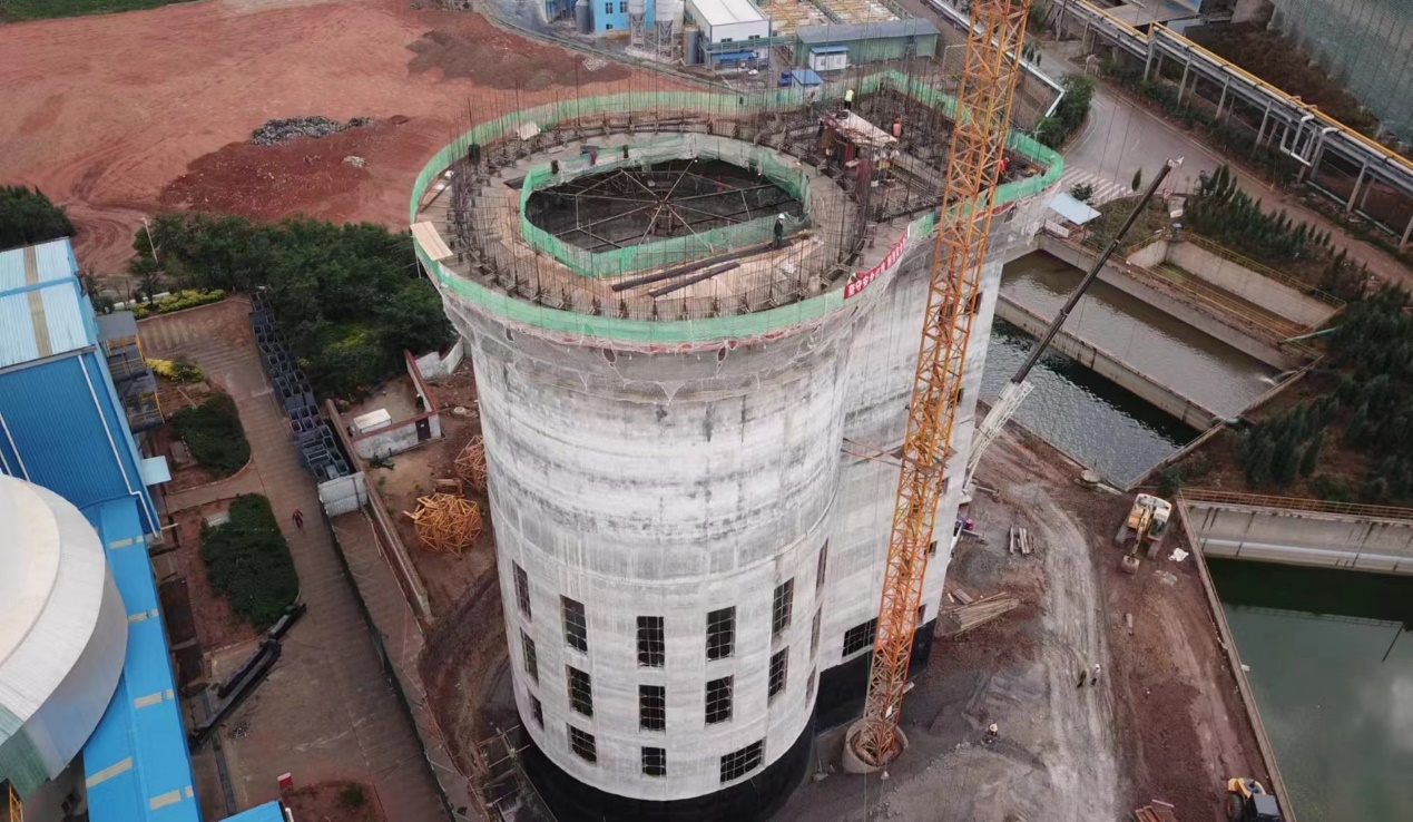 云南祥丰石化有限公司年产30万吨新型高塔混肥项目复合肥高塔造粒塔封顶