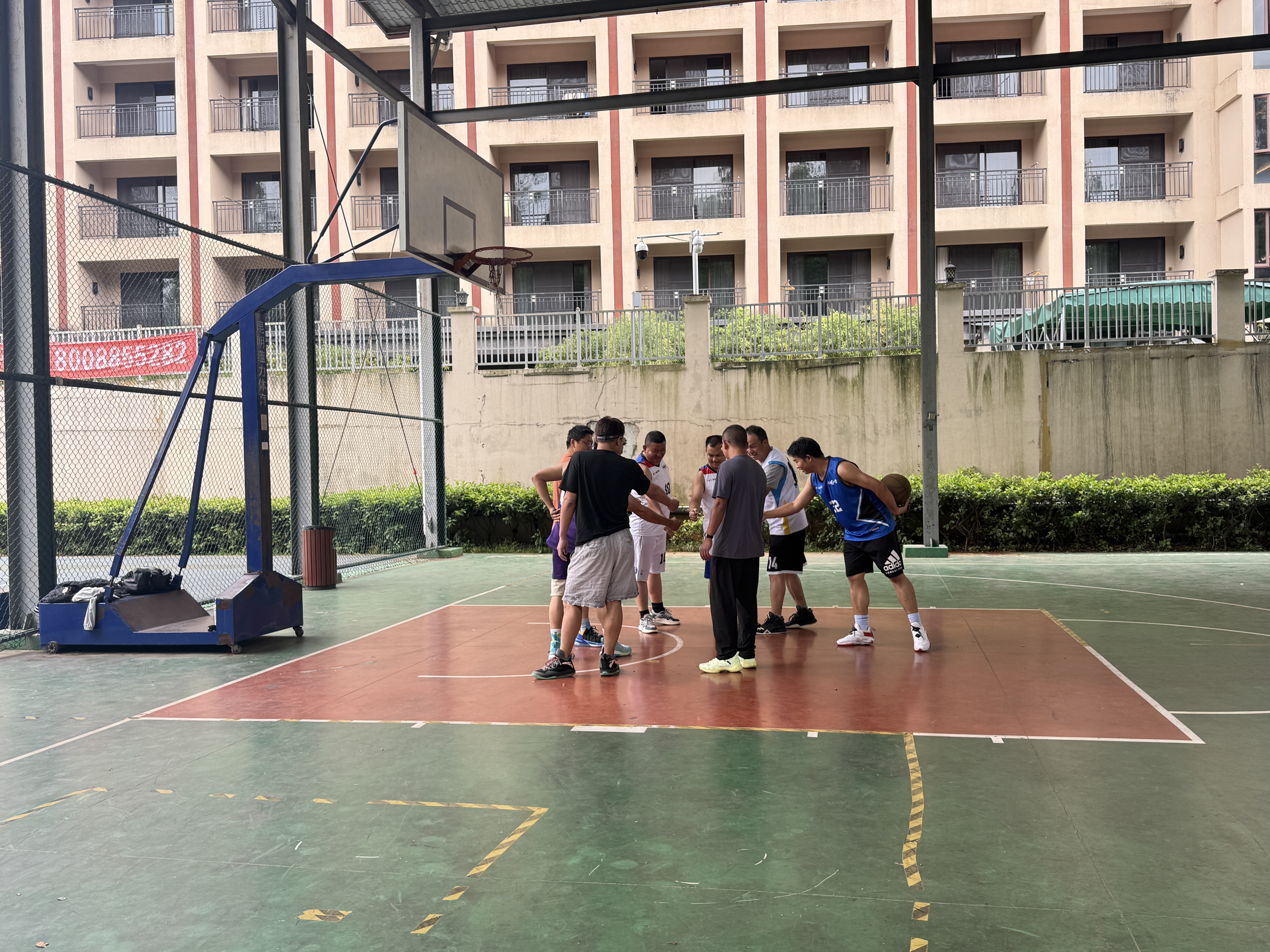 篮球传情谊 赛场聚同心 ——盛翔篮球队和温泉山谷篮球队开展篮球友谊赛